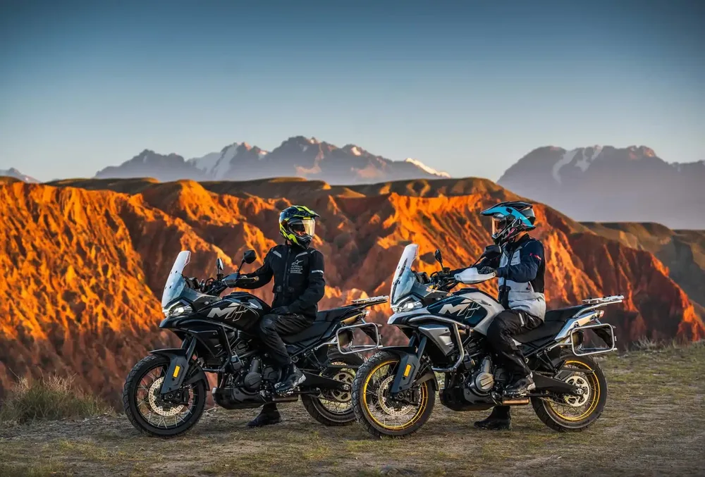 Deux CFMoto 700MT en montagne