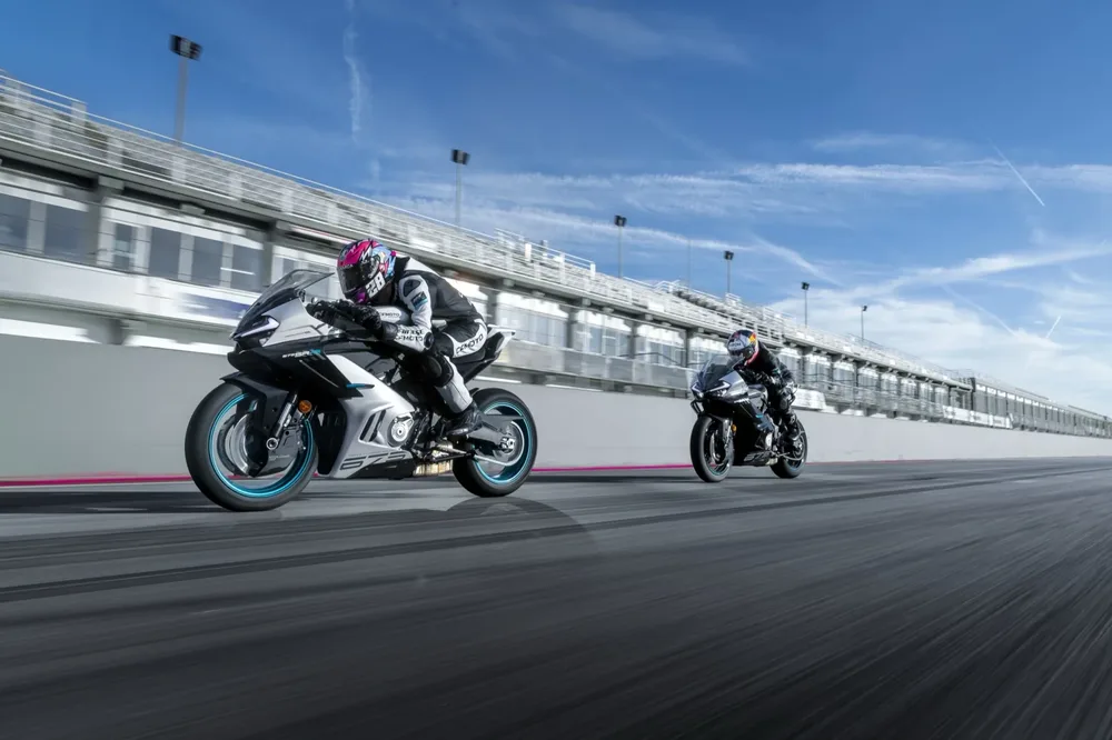 Deux CFMoto 675SR-R sur circuit