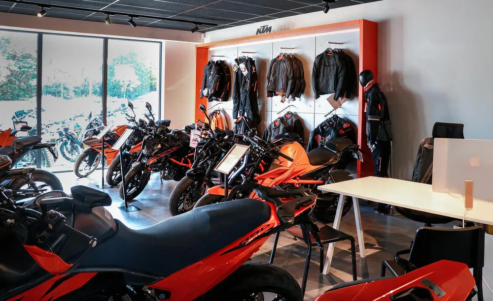 Le coin salon du showroom KTM de Labège