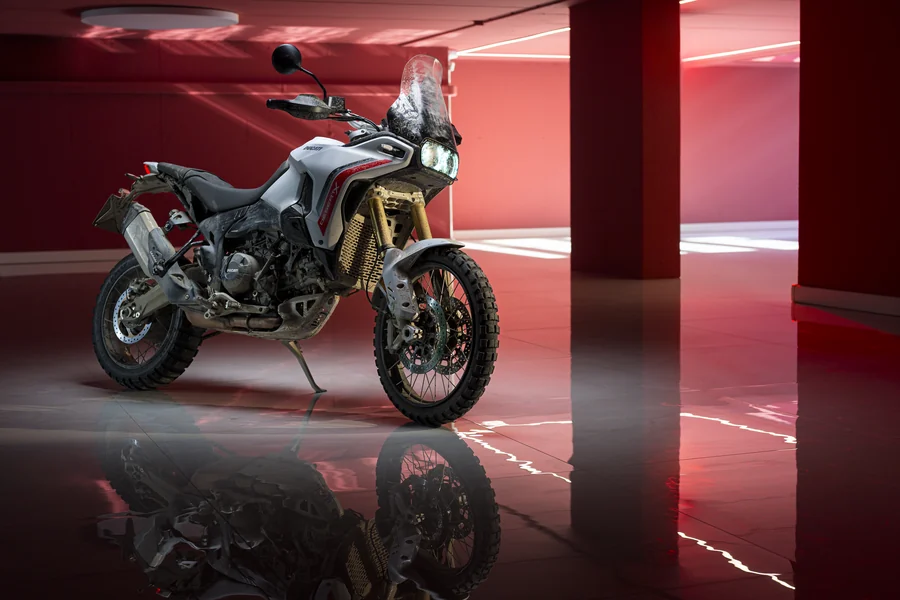 Ducati DesertX en studio, éclairage rouge Ducati